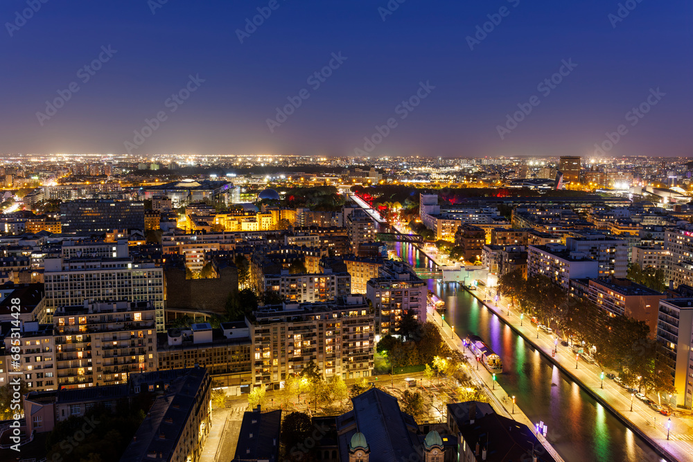 Obraz premium Vue aérienne du Nord-Est de Paris de nuit avec le Canal de l'Ourcq, 19e arrondissement