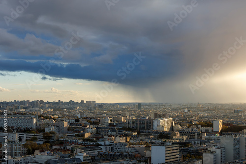 Vue aérienne de Paris du Nord-Est au Sud avec un gros nuage sombre et de la pluie en arrière-plan