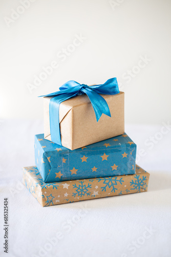 Pila di scatole regalo di Natale di colore blu e dorato