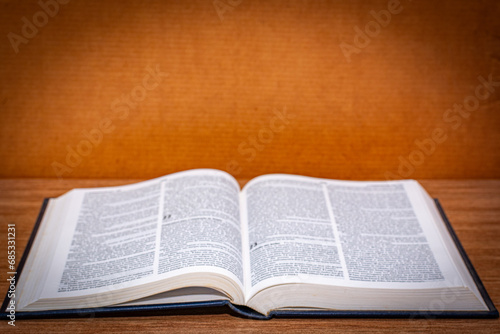 Bíblia Sagrada Cristã aberta sobre uma mesa photo