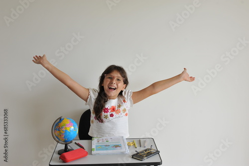 garota estudando feliz com a volta as aulas estudando em carteira escolar  photo