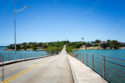 Foto da Ilha do Frade em Vitoria ES olhando des da ponte com a praia e ceu azul 