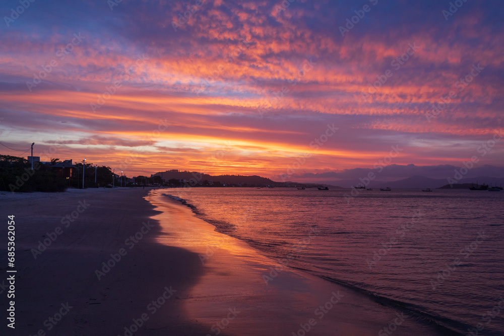 crepúsculo e nuvens coloridas na praia da Cachoeira do Bom Jesus Canasvieiras Florianopolis Santa Catarina Brasil Florianópolis