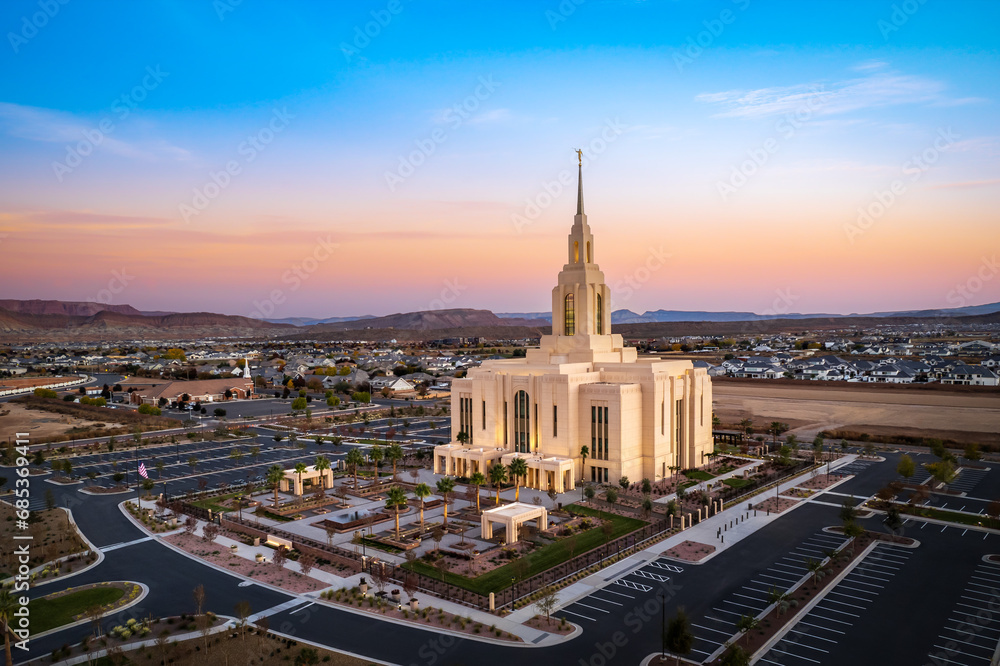  The Red Cliffs Lds temple in Saint George Utah  - obrazy, fototapety, plakaty 