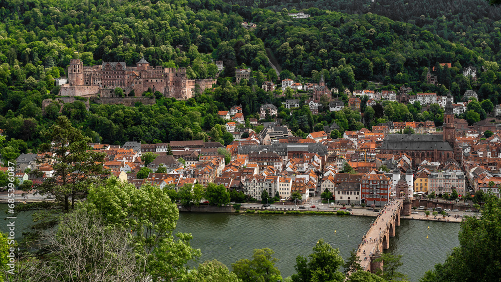 Das Heidelberger Schloss mit der historischen Altstadt und der Alten Bürcke über den Neckar, Deutschland.