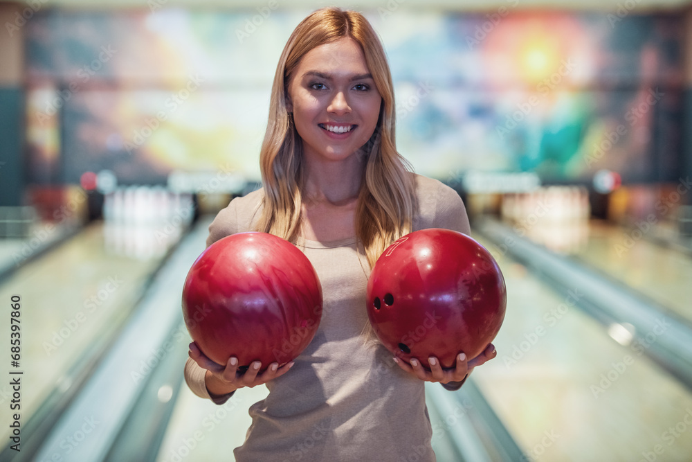 Fototapeta premium Girl playing bowling