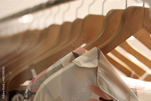 blusas de seda em cabides de madeira na vitrine da loja com foco seletivo  photo