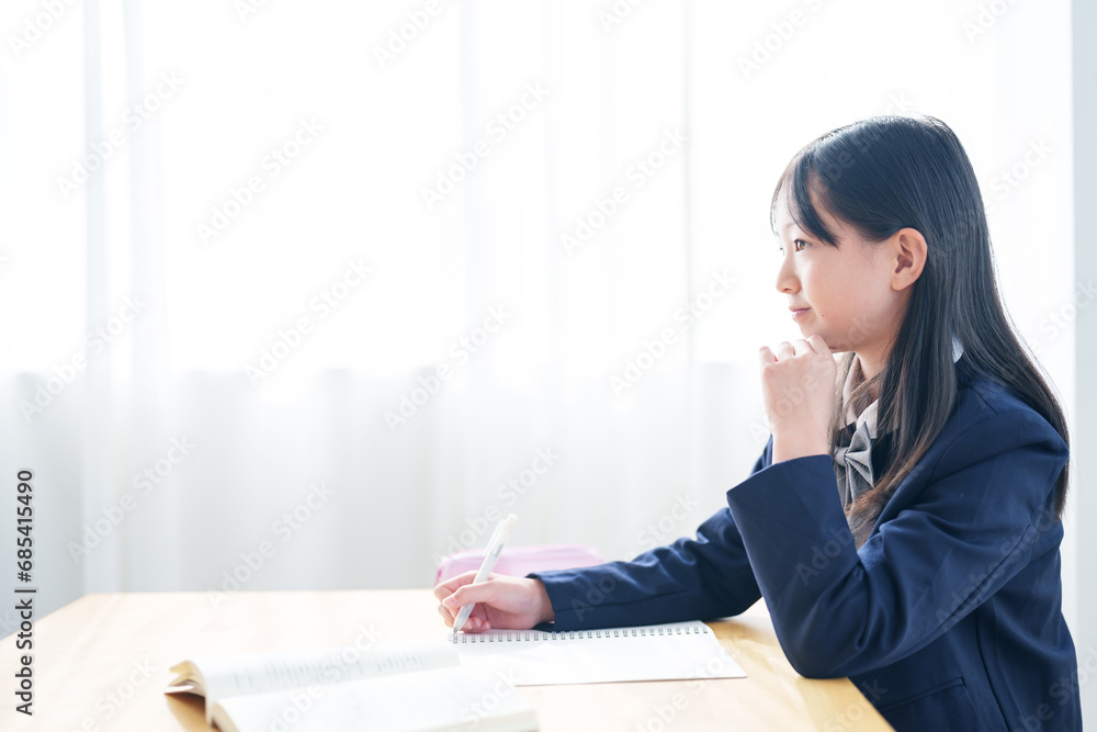学校で勉強をする女の子 学校で勉強をする女の子
