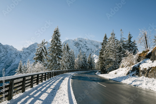verschneite Rossfeld Panorama Straße mit Blick auf den hohen Göll bei Sonnenschein photo