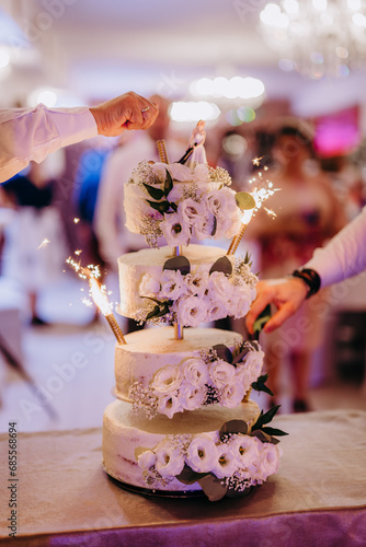 Tort weselny z figurkami pary młodej