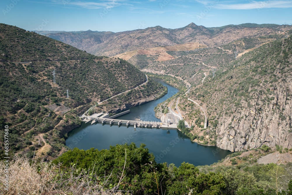 Entre montes e montanhas o rio Douro e ao fundo a barragem hidroelétrica da Valeira em Trás os Montes, Portugal