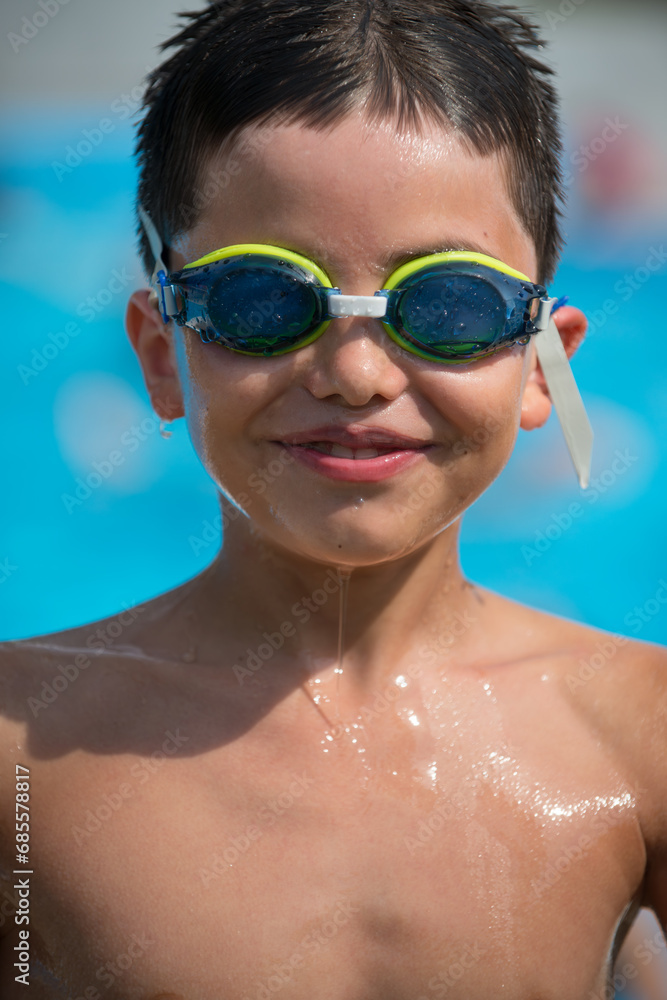 Sommerportrait des nassen Kindes mit Schwimmbrille Sommerportrait des nassen Kindes mit Schwimmbrille