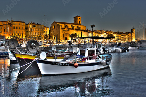 Fotografie Twilight Serenity: Fishing Boats at La Ciotat Harbor