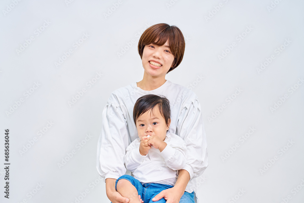 乳児を抱っこする女性 乳児を抱っこする女性