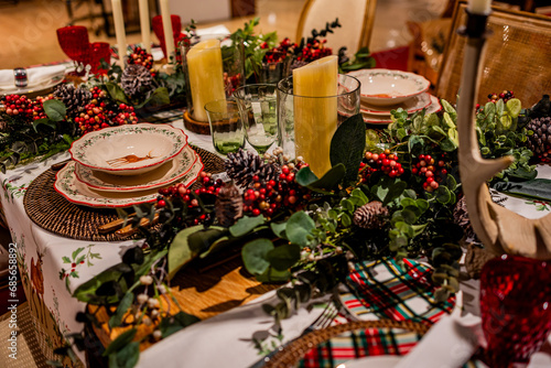  set christmas table with plates and glasses