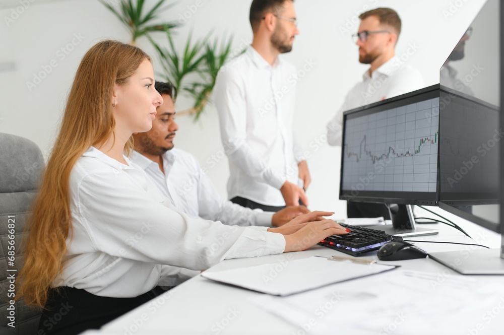 Obraz premium Team of brokers is working in office using workstation and analysis technology.