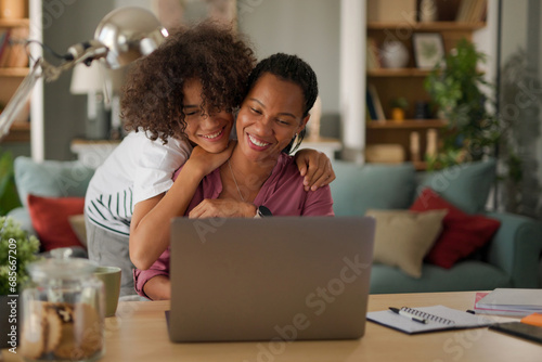 Mother and teenage son using a laptop together at home © Stockphotodirectors