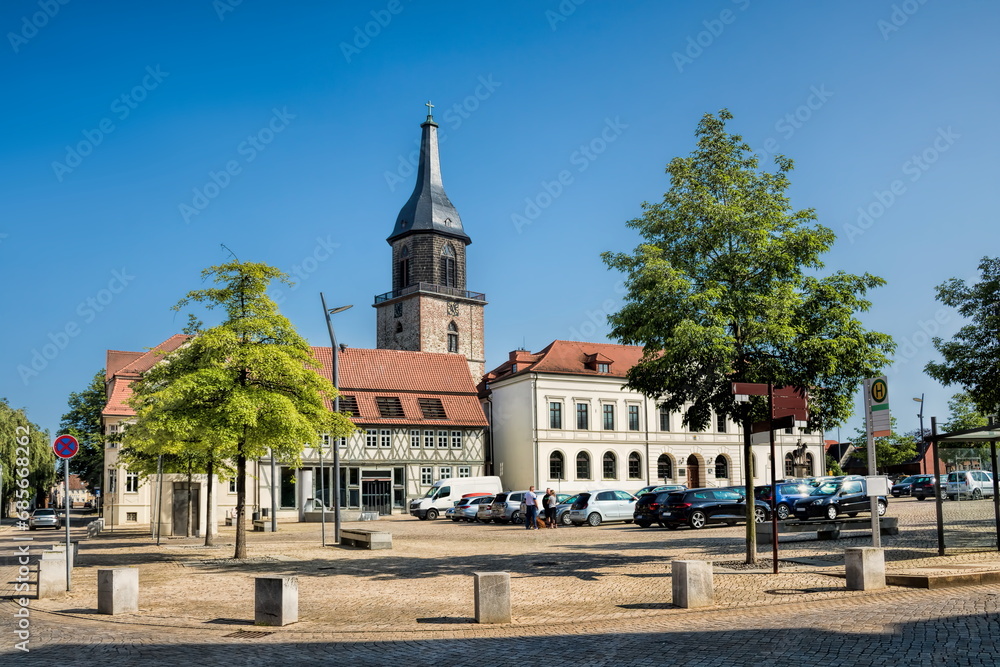 haldensleben, deutschland - rathaus, altes bürgerhaus und kirche st. marien