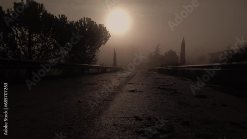 Carretera oscura, apocalíptica en penumbra photo