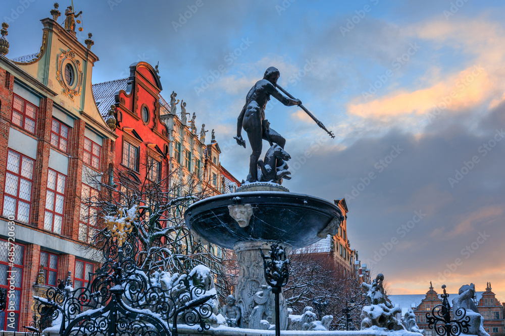 Φωτογραφία Sunrise in the historic center of Gdansk with the Neptune fountain at winter, Poland