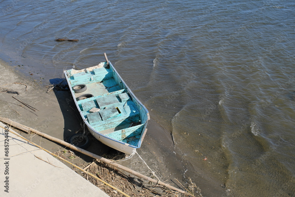 壊れたボート　Broken boat