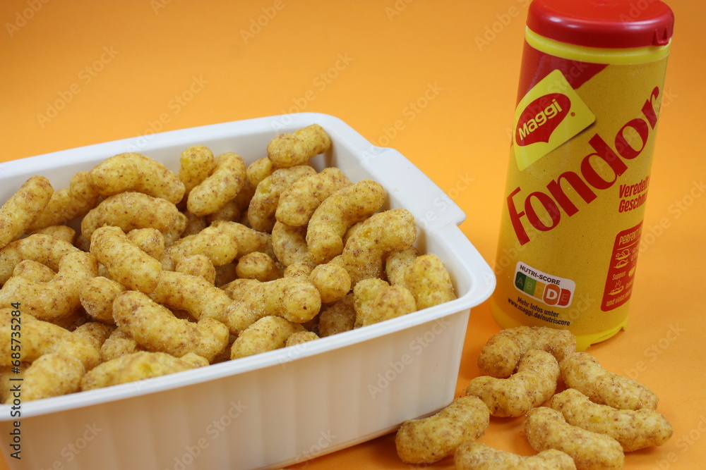 Eine Schale Erdnussflips und ein Streuer mit Fondor Gewürz der 