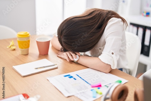 Young caucasian woman business worker stressed at office