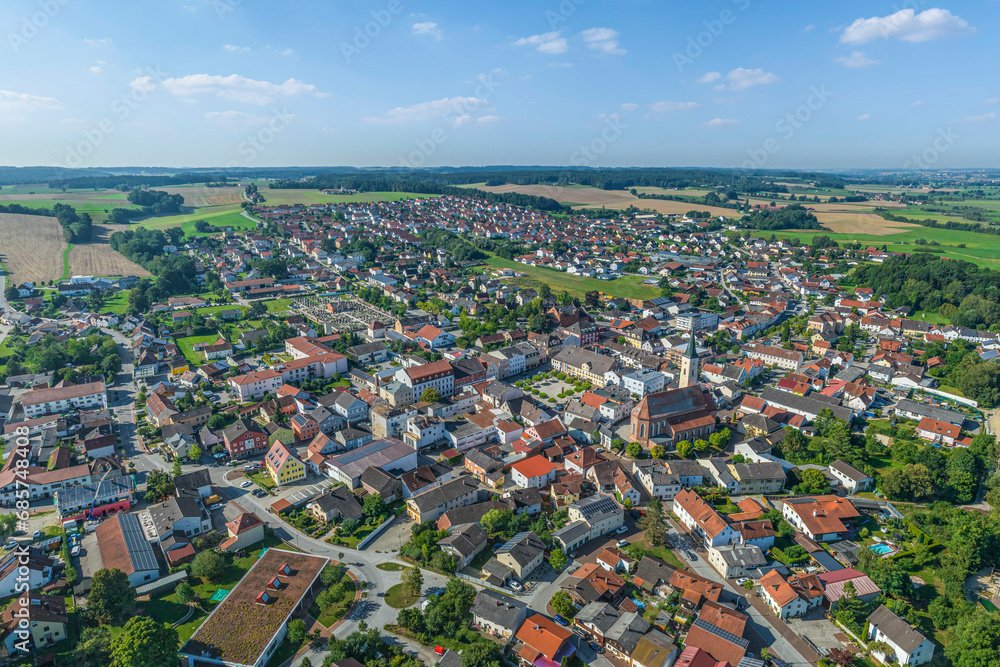Ausblick auf Frontenhausen im mittleren Vilstal in Niederbayern aus der Luft