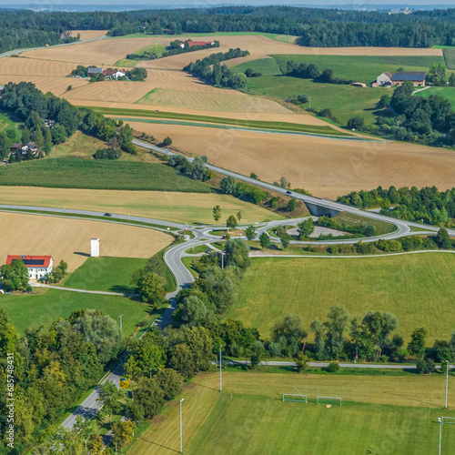 Ausblick auf einen Kreisverkehr bei Frontenhausen in Niederbayern, bekannt als Eberhofer-Kreisel