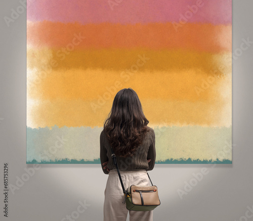 Canvas Print Woman looking at paintings at the art exhibition