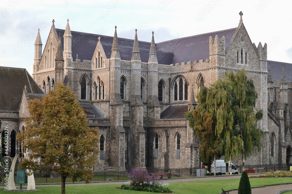 Dublino – Scorcio della Cattedrale di San Patrizio dai giardini Dublino – Scorcio della Cattedrale di San Patrizio dai giardini