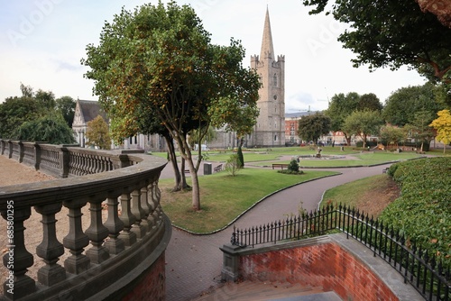 Obraz na płótnie Dublino – Scorcio della Cattedrale di San Patrizio dal giardino pensile w salonie