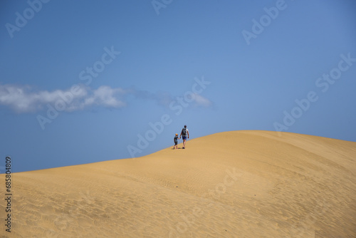Vater und Sohn wandern in den Sanddünen auf der Insel Gran Canaria