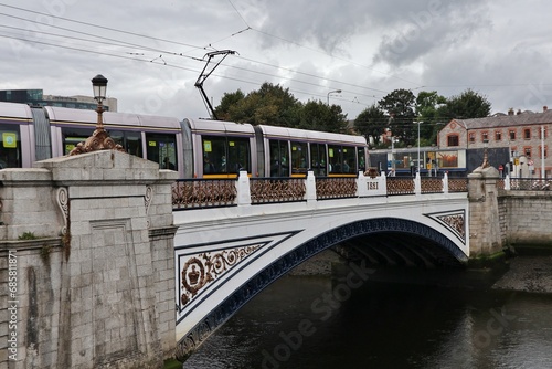 Dublino - Tram sul Ponte Sean Heuston photo