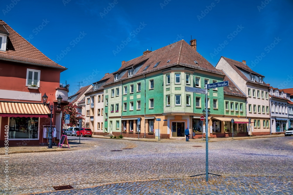 Naklejka premium beeskow, deutschland - sanierte altbauten im stadtzentrum