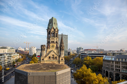 Kaiser-Wilhelm-Gedächtniskirche in Berlin am Kurfürstendamm aus der Vogelperspektive