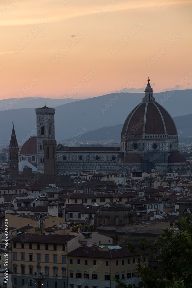 Vistas del atardecer de la Ciudad de Florecia (Italia), Ponte Vecchio, Catedral de Santa Maria del Fiore