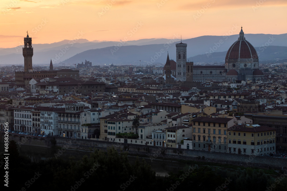 Vistas del atardecer de la Ciudad de Florecia (Italia), Ponte Vecchio, Catedral de Santa Maria del Fiore
