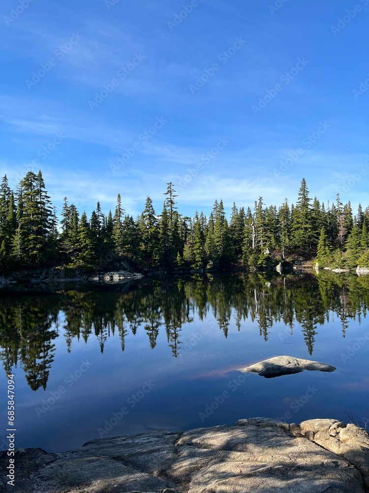 Obraz premium mirror lake in the mountains near vancouver in canada