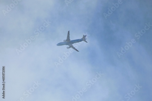 Ein Flugzeug auf dem Himmel, der hinter den Wolken fliegt