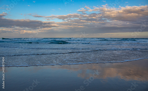 ondas e o p  r-do-sol da  Praia do Santinho Florian  polis Brasil