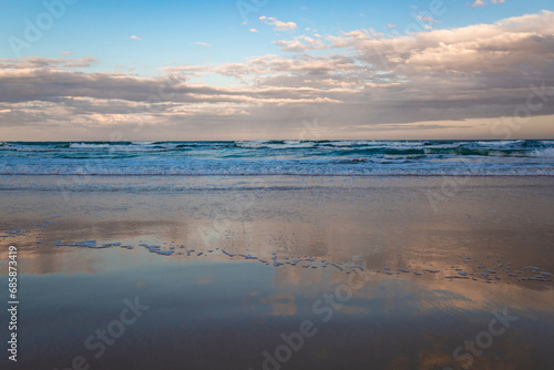 ondas e reflexo do c  u no p  r-do-sol da  Praia do Santinho Florian  polis Brasil