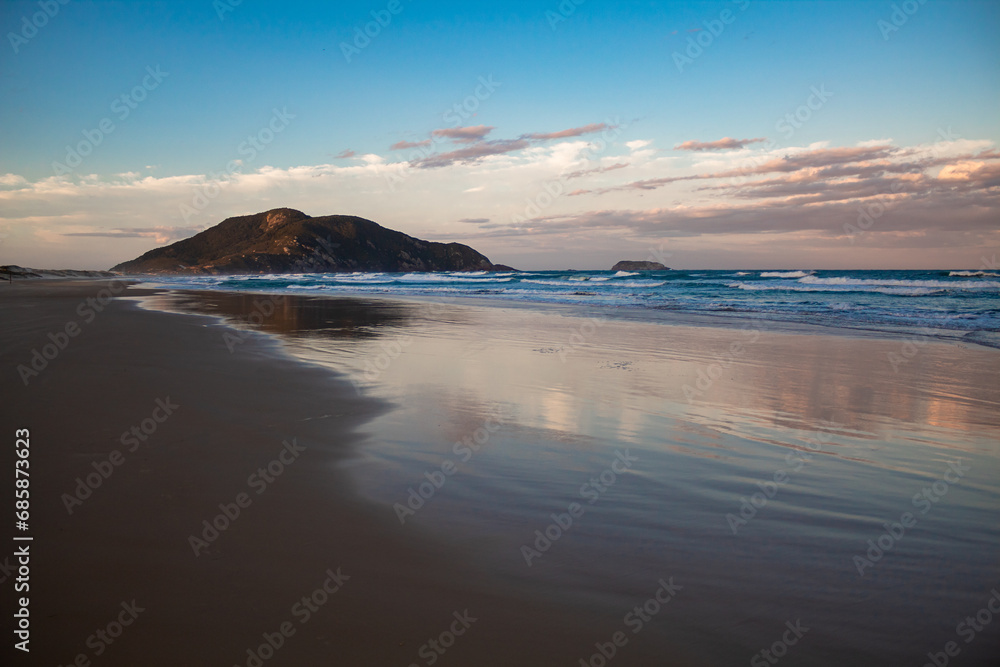 Fototapeta premium reflexo do céu no mar da Praia do Santinho Florianópolis Brasil