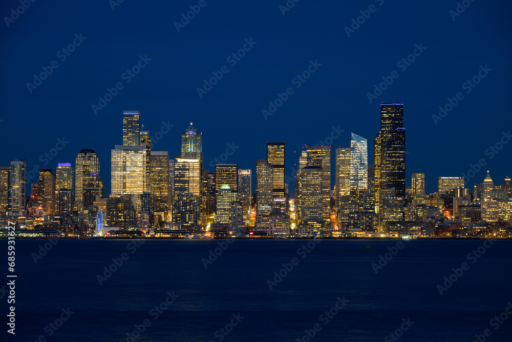 Obraz premium Seattle central business district across Elliott Bay during blue hour illuminated