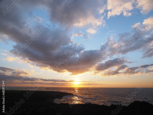 水平線に沈みゆく太陽