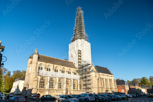 Restauration du clocher d'une église. Echafaudage imposant. Collégiale d'Auffay (76) © S. Leitenberger