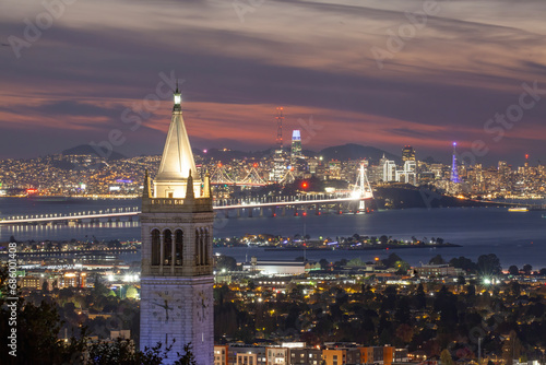 Fotografi Sather Tower and San Francisco Bay View at Sunset, California