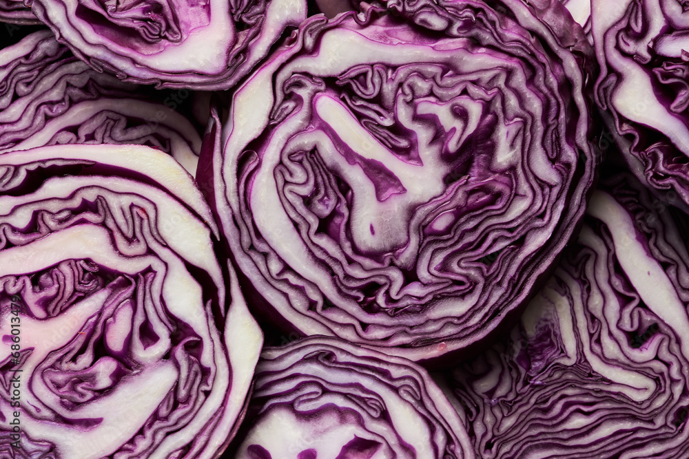 Obraz premium Top view background of red cabbage slices on black in abstract pattern
