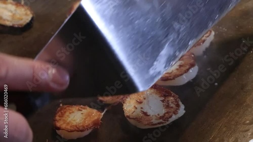 뜨거운 철판에 신선한 가리비 관자와 그린홍합과 새우를 노릇노릇 굽는 모습 photo