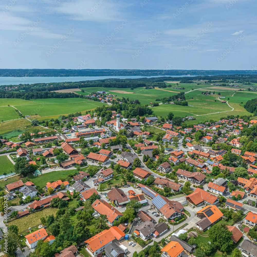 Die Gemeinde Münsing in Oberbayern westlich von Wolfratshausen von oben